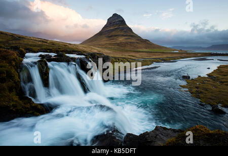 Vue sur montagne kirkjufell (église) et ruisseau de montagne, grundafjordur, péninsule de snæfellsnes, l'Islande, les régions polaires Banque D'Images