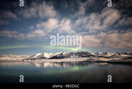 Hiver faible aurore boréale sur jokulsarlon glacial lagoon, le sud de l'Islande, les régions polaires Banque D'Images
