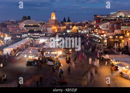 Vue sur la Djemaa el Fna au crépuscule montrant des étals de nourriture et des foules de personnes, Marrakech, Maroc, Afrique du Nord, Afrique Banque D'Images