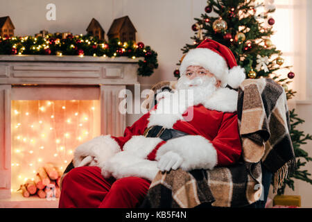 Le père Noël en costume traditionnel Banque D'Images