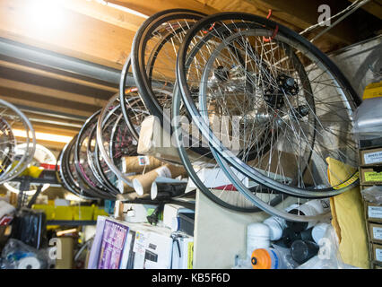 Roues pendant du plafond à un atelier de réparation de vélos Banque D'Images