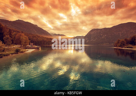 Bel été coucher du soleil à lac de Bohinj en slovène Triglav national park Banque D'Images