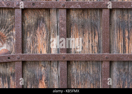 Close up de la vieille porte en bois, avec des barres en fer forgé Banque D'Images