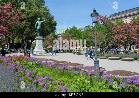 Voir des fleurs et statue en kungstradgarden, Stockholm, Suède, Scandinavie, Europe Banque D'Images