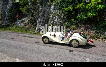 1939 BMW 328 sur une vieille voiture de course en rallye Mille Miglia 2017 la célèbre course historique italien (1927-1957) le 19 mai 2017 Banque D'Images