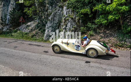 1939 BMW 328 sur une vieille voiture de course en rallye Mille Miglia 2017 la célèbre course historique italien (1927-1957) le 19 mai 2017 Banque D'Images