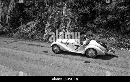 1939 BMW 328 sur une vieille voiture de course en rallye Mille Miglia 2017 la célèbre course historique italien (1927-1957) le 19 mai 2017 Banque D'Images