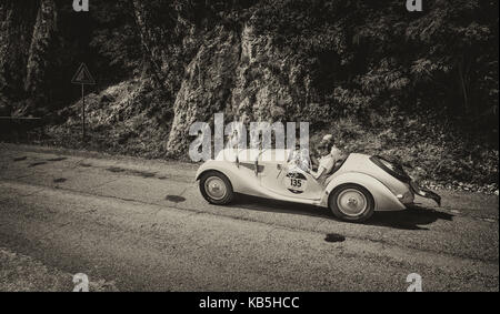 1939 BMW 328 sur une vieille voiture de course en rallye Mille Miglia 2017 la célèbre course historique italien (1927-1957) le 19 mai 2017 Banque D'Images