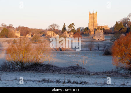 Eglise et ville de Saint-Jacques le matin glacial, Chipping Campden, Cotswolds, Gloucestershire, Angleterre, Royaume-Uni, Europe Banque D'Images