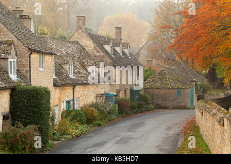 Gamme de cottages en pierre de Cotswold en automne brouillard, snowshill, Cotswolds, Gloucestershire, Angleterre, Royaume-Uni, Europe Banque D'Images