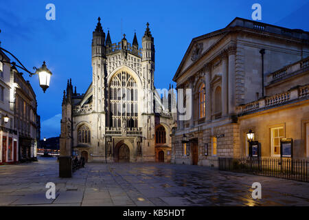 Extérieur de la bains romains et l'abbaye de Bath la nuit, baignoire, UNESCO World Heritage site, Somerset, Angleterre, Royaume-Uni, Europe Banque D'Images