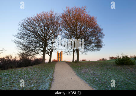 Broadway Tower entourée d'arbres en hiver gel au lever du soleil, broadway, Cotswolds, Worcestershire, Angleterre, Royaume-Uni, Europe Banque D'Images