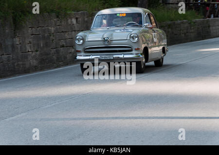 Taunus 15m 1957 sur une vieille voiture de course en rallye Mille Miglia 2017 la célèbre course historique italien (1927-1957) le 19 mai 2017 Banque D'Images