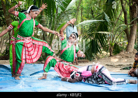 Les jeunes garçons effectuant la danse gotipua, la danse traditionnelle d'odisha, odisha, Inde Banque D'Images