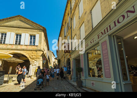 Cave (wine shop) sur l'ancienne rue de la Cadenède en ville historique et de la célèbre région viticole de Bordeaux, saint emilion, Gironde, France Banque D'Images