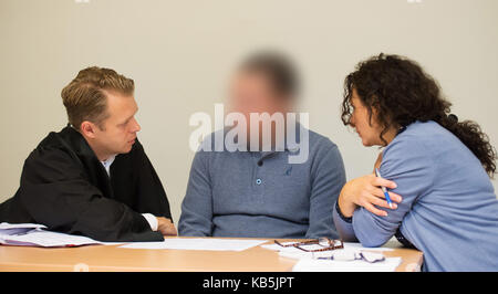 Hambourg, Allemagne. 28 sep, 2017. le 32-year-old italian défendeur s'assoit à côté de son avocat dennis doerdrechter et d'un interprète dans une salle d'audience au tribunal de district Altona à Hambourg, Allemagne, 28 septembre 2017. l'homme est accusé d'avoir jeté une bouteille en verre sur un agent de police après la manifestation anti g20 'Welcome to hell' le 7 juillet. la bouteille a frappé le casque de l'officier. la face du défendeur était floue à cause de raisons juridiques concernant ses droits personnels. crédit : daniel reinhardt/dpa/Alamy live news Banque D'Images