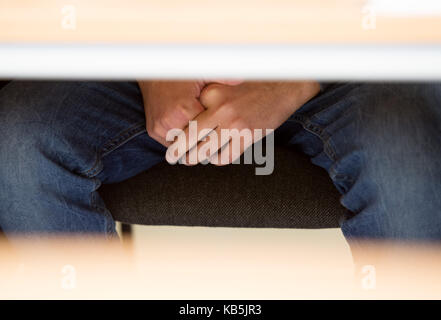 Hambourg, Allemagne. 28 sep, 2017. le 32-year-old défendeur italienne se trouve dans une salle d'audience au tribunal de district Altona à Hambourg, Allemagne, 28 septembre 2017. l'homme est accusé d'avoir jeté une bouteille en verre sur un agent de police après la manifestation anti g20 'Welcome to hell' le 7 juillet. la bouteille a frappé le casque de l'officier. la face du défendeur était floue à cause de raisons juridiques concernant ses droits personnels. crédit : daniel reinhardt/dpa/Alamy live news Banque D'Images