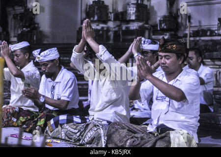 Yogyakarta, Indonésie. 26 sep, 2017. hindous balinais à Yogyakarta, en Indonésie, ont prié à l'appel pour la sécurité des personnes sur les pentes du Mont Agung à Bali afin de ne pas être affectées par l'éruption du Mont Agung, qui est actuellement en niveau d'alerte, le lundi 26 septembre 2017. avertissement que les volcans de l'île va éclater ont déclenché une l'exode a été 104 673 personnes parce que les autorités ont ordonné l'évacuation des villageois vivant dans des zones de danger dans des lieux à 12 kilomètres du cratère du Mont Agung. crédit : slamet riyadi/zuma/Alamy fil live news Banque D'Images