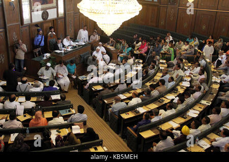 Maire adjoint de metropolitan, arshad vohra holding session du conseil de district à l'ancien bâtiment de kmc à Karachi le mercredi, Septembre 27, 2017. Banque D'Images