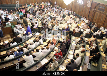 Maire adjoint de metropolitan, arshad vohra holding session du conseil de district à l'ancien bâtiment de kmc à Karachi le mercredi, Septembre 27, 2017. Banque D'Images
