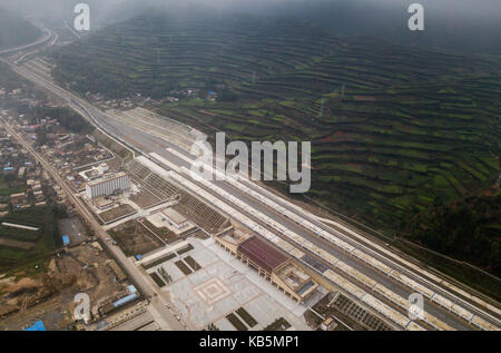 (170927) -- lanzhou, sept. 27, 2017 (Xinhua) -- photos prises le sept. 20, 2017 montre la station de hadapu sur lanzhou-chongqing railway, dans le nord-ouest de la Chine dans la section junxiao's gansu province. lanzhou-chongqing railway, un chemin de fer reliant la ville de Lanzhou dans la province du nord-ouest du gansu avec le sud-ouest de Chongqing, metropolis sera entièrement ouvert à la circulation sur sept. 29, 2017, d'après une conférence de presse tenue par lanzhou railway bureau jeudi. Le chemin de fer, qui a commencé la construction en 2008, traverse le nord-ouest de la Chine, la province du Shaanxi et du sud-ouest du Sichuan Chine provinc Banque D'Images