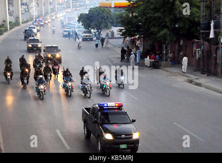 Des patrouilles de Rangers et de la police en ville au cours de convoi drapeau mars à maintenir l'ordre et la situation que la sécurité a été serrer pendant mouharram-ul- haram à Rawalpindi le mercredi 27 septembre 2017. Banque D'Images