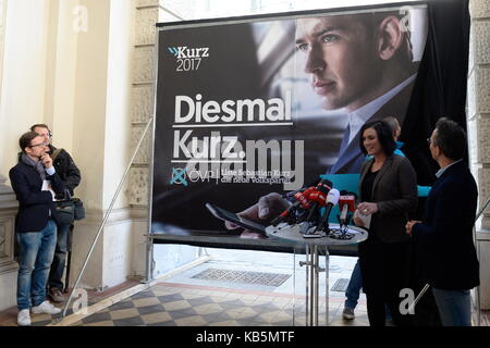 Vienne, Autriche. 28th septembre 2017. Conférence de presse avec la secrétaire générale Elisabeth Köstinger (L) et Peter L. Eppinger (R): "Présentation de la nouvelle vague d'affiches". L'image montre l'affiche électorale avec Sebastian Kurz. Crédit : Franz PERC/Alay Live News Banque D'Images