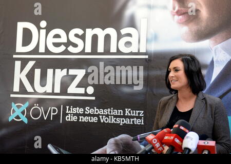 Vienne, Autriche. 28th septembre 2017. Conférence de presse avec la secrétaire générale Elisabeth Köstinger. 'Présentation de la nouvelle vague d'affiches'. Liste Sebastian Kurz. Sur la photo Elisabeth Köstinger. L'image montre l'affiche électorale avec Sebastian Kurz. Crédit : Franz PERC/Alay Live News Banque D'Images