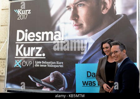 Vienne, Autriche. 28th septembre 2017. Conférence de presse avec la secrétaire générale Elisabeth Köstinger (L) et Peter L. Eppinger (R): "Présentation de la nouvelle vague d'affiches". L'image montre l'affiche électorale avec Sebastian Kurz. Crédit : Franz PERC/Alay Live News Banque D'Images