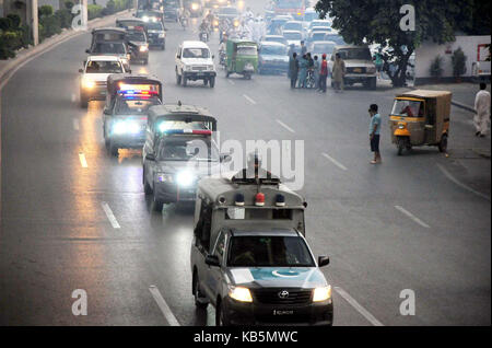 Des patrouilles de Rangers et de la police en ville au cours de convoi drapeau mars à maintenir l'ordre et la situation que la sécurité a été serrer pendant mouharram-ul- haram à Rawalpindi le mercredi 27 septembre 2017. Banque D'Images