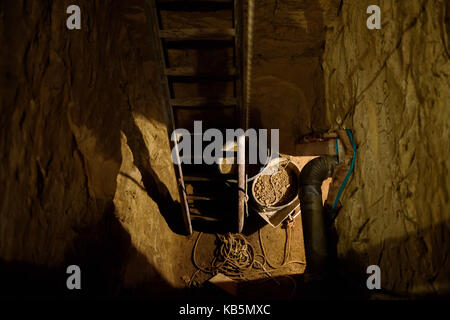 Berlin, Allemagne. 28 sep, 2017. vue de l'entrée d'un tunnel s'échapper dans un vieux sous-sol de l'ancienne brasserie berliner oswals à Berlin, Allemagne, 28 septembre 2017. L'association Berliner Unterwelten ('enfers berlin') prévoit de développer un vieux tunnel d'échappement utilisé par citoyens de la RDA de voler dans l'ouest, et le rendre accessible aux visiteurs. Le tunnel est dit d'être ouvert à partir de l'été 2018. crédit : gregor fischer/dpa/Alamy live news Banque D'Images