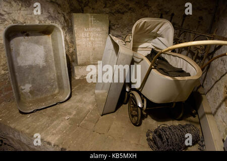 Berlin, Allemagne. 28 sep, 2017. les objets qui ont été trouvés lors d'excavations réalisées par l'association Berliner Unterwelten (lit. 'Berlin enfers'), y compris une pierre tombale, cuves métalliques, une poussette et de barbelés, sont exposés dans un vieux sous-sol de l'ancienne brasserie berliner oswals à Berlin, Allemagne, 28 septembre 2017. L'association Berliner Unterwelten prévoit de développer un vieux tunnel d'échappement utilisé par citoyens de la RDA de voler dans l'ouest, et le rendre accessible aux visiteurs. Le tunnel est dit d'être ouvert à partir de l'été 2018. crédit : gregor fischer/dpa/Alamy live news Banque D'Images