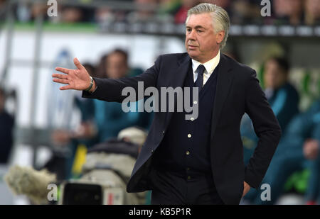 Wolfsburg, Allemagne. Apr 29, 2017. l'entraîneur carlo ancelotti de Munich à la bundesliga match entre vfl Wolfsburg et le Bayern de Munich dans l'arène de Volkswagen à Wolfsburg, Allemagne, 29 avril 2017. (Conditions d'embargo - attention : en raison de la lignes directrices d'accréditation, le LDF n'autorise la publication et l'utilisation de jusqu'à 15 photos par correspondance sur internet et dans les médias en ligne pendant le match.) crédit : swen pförtner/dpa | dans le monde d'utilisation/dpa/Alamy live news Banque D'Images