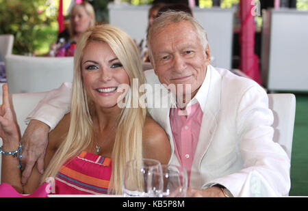 Holmby Hills, CA, USA. 9 mai, 2013. 27 septembre 2017 - Hugh marston hefner aka ''hef'' était un éditeur de magazine, éditeur, homme d'affaires, et Playboy international mieux connu comme le rédacteur en chef et éditeur du magazine Playboy, qu'il a fondée en 1953. hefner est le fondateur et directeur général de la création d'entreprises, le playboy du groupe d'édition qui fonctionne le magazine. hefner était également un activiste politique et philanthrope. photo : 09 mai 2013 - Holmby Hills, Californie - Hugh Hefner et sa femme, crystal harris. playboy's Playmate de l'année 2013 honorant raquel déjeuner Banque D'Images