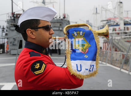 Hambourg, Allemagne. 28 Sep, 2017. Un membre de l'équipage du navire-école brésilien 'Navio Escola Brasil' souffle une corne sur le pont du navire dans le port de Hambourg, Allemagne, 28 septembre 2017. Le navire de formation brésilien a amarré dans le port de Hambourg pour la 22e fois. Credit : Jessica Mintelowsky/dpa/Alamy Live News Banque D'Images