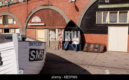 Brighton, UK. 28 sep, 2017. visiteurs aiment le poisson et frites sur un beau jour ensoleillé chaud sur le front de mer de Brighton aujourd'hui crédit : Simon dack/Alamy live news Banque D'Images