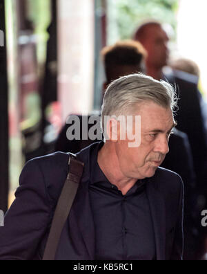 Munich, Allemagne. 28 sep, 2017. Le Bayern Munich's head coach carlo ancelotti arrive à l'équipe de locaux à l'saebener street à Munich, Allemagne, le 28 septembre 2017. FC Bayern Munich a congédié l'entraîneur-chef italien Carlo ancelotti après la perte de 0 à 3 contre paris st. germain le jeudi le 28 septembre 2017, Sky sport news et 'sport bild' signalés. crédit : Andreas gebert/dpa/Alamy live news Banque D'Images