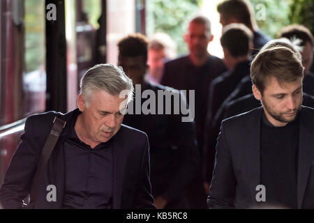 Munich, Allemagne. 28 sep, 2017. Le Bayern Munich's head coach carlo ancelotti arrive à l'équipe de locaux à l'saebener street à Munich, Allemagne, le 28 septembre 2017. FC Bayern Munich a congédié l'entraîneur-chef italien Carlo ancelotti après la perte de 0 à 3 contre paris st. germain le jeudi le 28 septembre 2017, Sky sport news et 'sport bild' signalés. crédit : Andreas gebert/dpa/Alamy live news Banque D'Images