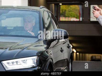Munich, Allemagne. 28 sep, 2017. Le Bayern Munich's head coach carlo ancelotti arrive à l'équipe de locaux à l'saebener street à Munich, Allemagne, le 28 septembre 2017. FC Bayern Munich a congédié l'entraîneur-chef italien Carlo ancelotti après la perte de 0 à 3 contre paris st. germain le jeudi le 28 septembre 2017, Sky sport news et 'sport bild' signalés. crédit : Andreas gebert/dpa/Alamy live news Banque D'Images