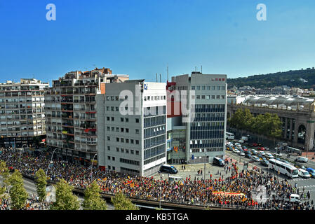 Barcelone, Espagne. 28 Sep, 2017. Une vue générale d'une foule d'étudiants sont vus au cours de la protestation. Autour de 15 000 étudiants se sont réunis pour exprimer leur mécontentement contre le gouvernement espagnol, tout en exigeant de tenir le référendum du 1er octobre 2017, suspendu par le Tribunal constitutionnel espagnol. Le gouvernement Catalan veut toujours tenir le référendum, qui pourrait avoir lieu le 1er octobre. Le 28 septembre 2017 à Barcelone, Espagne. Credit : SOPA/Alamy Images Limited Live News Banque D'Images