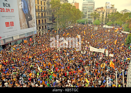 Barcelone, Espagne. 28 Sep, 2017. Une vue générale d'une foule d'étudiants sont vus au cours de la protestation. Autour de 15 000 étudiants se sont réunis pour exprimer leur mécontentement contre le gouvernement espagnol, tout en exigeant de tenir le référendum du 1er octobre 2017, suspendu par le Tribunal constitutionnel espagnol. Le gouvernement Catalan veut toujours tenir le référendum, qui pourrait avoir lieu le 1er octobre. Le 28 septembre 2017 à Barcelone, Espagne. Credit : SOPA/Alamy Images Limited Live News Banque D'Images