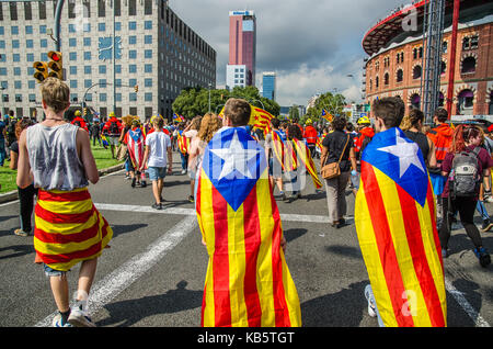 Barcelone, Espagne. 28 Sep, 2017. Trois étudiants portant des drapeaux promenades au bord de la plaza de toros à Barcelone. Plus de 15 000 étudiants se sont rassemblés dans les rues pour manifester contre la position du gouvernement espagnol d'interdire le référendum d'autodétermination de la Catalogne, comme le gouvernement de la Catalogne est en gardant sa position de tenir le référendum le 1er octobre 2017, malgré qu'il a été déclaré illégal par le gouvernement espagnol. Le 28 septembre 2017 à Barcelone, Espagne. Credit : SOPA/Alamy Images Limited Live News Banque D'Images