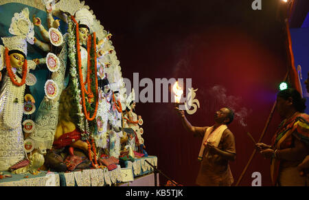 Allahabad, Uttar Pradesh, Inde. 28 septembre 2017. Allahabad: Le Priest de Bangala effectuant la prière à l'occasion de Mahashtami pendant la Fête du Navratri à Allahabad le 28-09-2017. Credit: Prabhat Kumar Verma/ZUMA Wire/Alamy Live News Banque D'Images