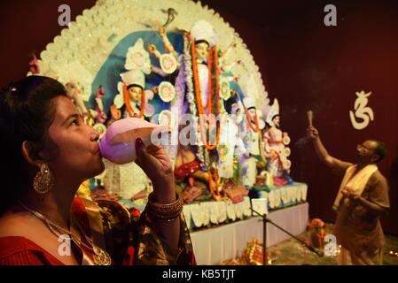 Allahabad, Uttar Pradesh, Inde. 28 septembre 2017. Allahabad: Le dévot de Bangal effectuant la prière à l'occasion de Mahashtami pendant la Fête du Navratri à Allahabad le 28-09-2017. Credit: Prabhat Kumar Verma/ZUMA Wire/Alamy Live News Banque D'Images