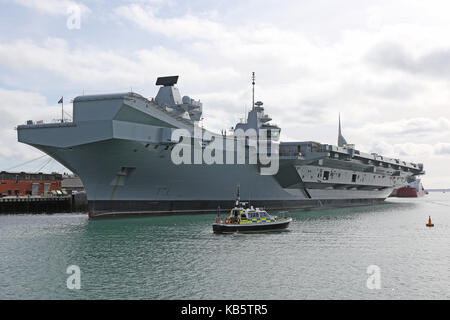 Portsmouth, Royaume-Uni. 28 Sep, 2017. Le HMS Queen Elizabeth (R08) est la Royal Navy tout nouveau et le plus grand navire de guerre (70 600 tonnes) jamais construit et est capable de supporter jusqu'à 40 aéronefs. Il est conçu pour fonctionner V/ADAC, l'escadre aérienne sera composé de F-35B Lightning II et des combattants de l'interarmisation des hélicoptères Merlin pour les système d'alerte précoce et de lutte anti-sous-marine. Credit : Riche Gold/Alamy Live News Banque D'Images