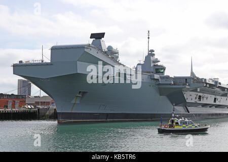 Portsmouth, Royaume-Uni. 28 Sep, 2017. Le HMS Queen Elizabeth (R08) est la Royal Navy tout nouveau et le plus grand navire de guerre (70 600 tonnes) jamais construit et est capable de supporter jusqu'à 40 aéronefs. Il est conçu pour fonctionner V/ADAC, l'escadre aérienne sera composé de F-35B Lightning II et des combattants de l'interarmisation des hélicoptères Merlin pour les système d'alerte précoce et de lutte anti-sous-marine. Credit : Riche Gold/Alamy Live News Banque D'Images