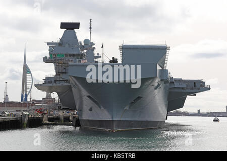 Portsmouth, Royaume-Uni. 28 Sep, 2017. Le HMS Queen Elizabeth (R08) est la Royal Navy tout nouveau et le plus grand navire de guerre (70 600 tonnes) jamais construit et est capable de supporter jusqu'à 40 aéronefs. Il est conçu pour fonctionner V/ADAC, l'escadre aérienne sera composé de F-35B Lightning II et des combattants de l'interarmisation des hélicoptères Merlin pour les système d'alerte précoce et de lutte anti-sous-marine. Credit : Riche Gold/Alamy Live News Banque D'Images
