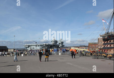 Portsmouth, Royaume-Uni. 28 Sep, 2017. Le HMS Queen Elizabeth (R08) est la Royal Navy tout nouveau et le plus grand navire de guerre (70 600 tonnes) jamais construit et est capable de supporter jusqu'à 40 aéronefs. Il est conçu pour fonctionner V/ADAC, l'escadre aérienne sera composé de F-35B Lightning II et des combattants de l'interarmisation des hélicoptères Merlin pour les système d'alerte précoce et de lutte anti-sous-marine. Credit : Riche Gold/Alamy Live News Banque D'Images