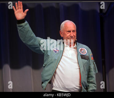 Al Worden, astronaute américain et ingénieur, qui était le pilote du module de commande pour la mission lunaire Apollo 15 en 1971. En arrivant sur la scène principale à New Scientist live 2017 Banque D'Images