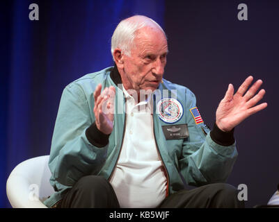 Al Worden, astronaute et ingénieur américain, qui a été le pilote du module de commandement pour la mission lunaire Apollo 15 en 1971, partageant ses expériences sur la scène principale de New Scientist Live 2017 Banque D'Images